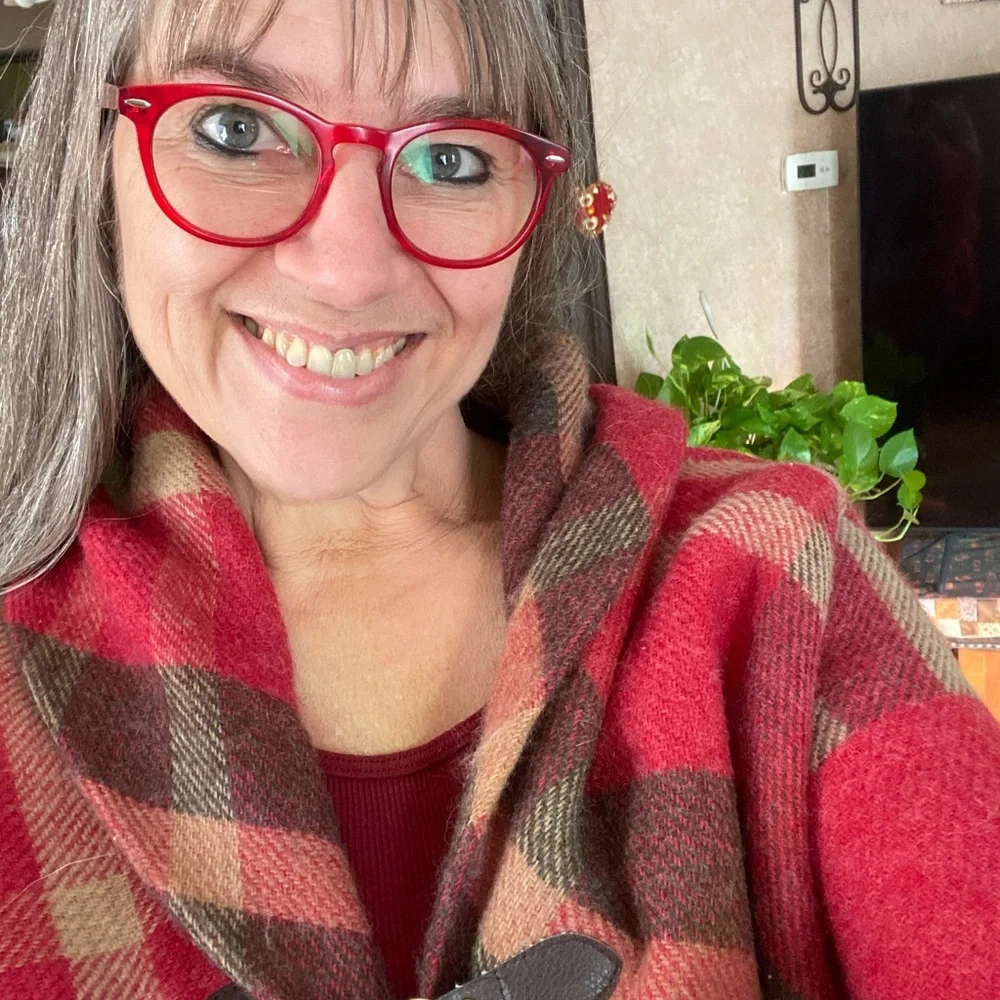 Modena red plaid shawl w/vegan leather & fo-gold clasp. 100%Acrylic 1sz fits all - Picture 1 of 5